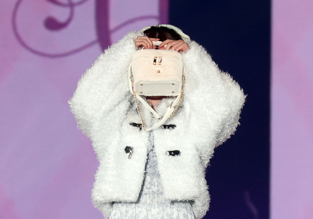 守屋麗奈、顔をバッグで隠して“ひょっこりはん”からの満面の笑み！あざとかわいさ全開のランウェイ【コーデ詳報・価格】