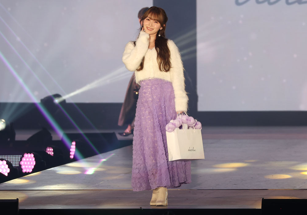 守屋麗奈、天真爛漫ランウェイ おとぼけ表情や満面の笑顔などどこをとっても“らしさ”全開【コーデ詳報・価格】