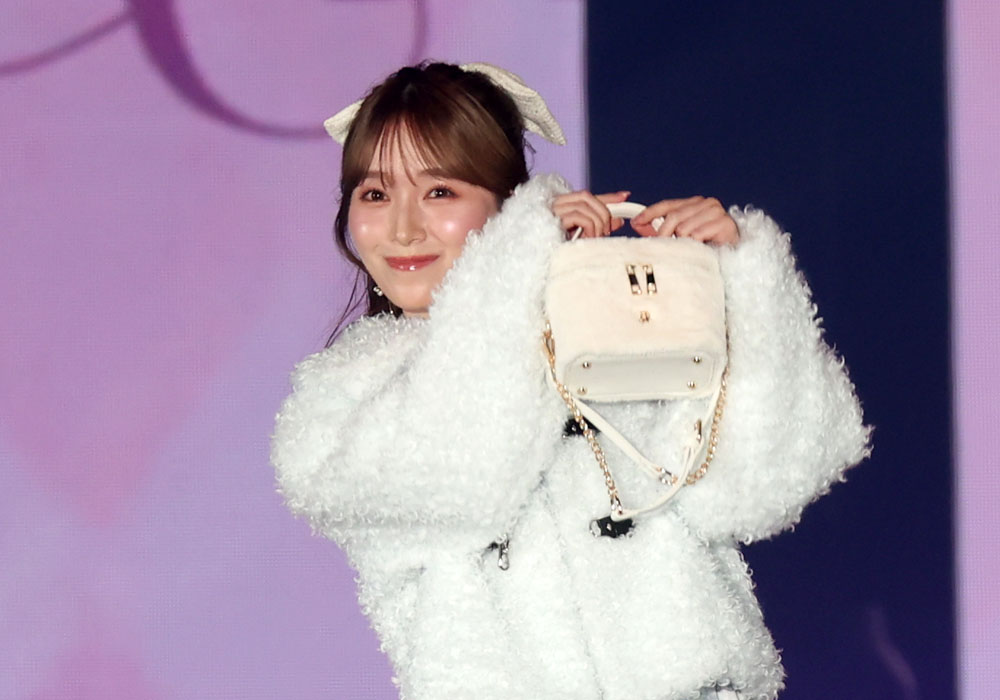 守屋麗奈、顔をバッグで隠して“ひょっこりはん”からの満面の笑み！あざとかわいさ全開のランウェイ【コーデ詳報・価格】