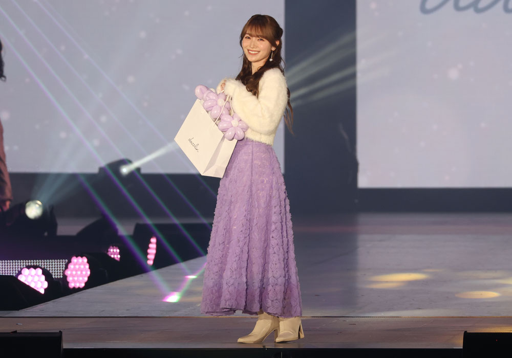 守屋麗奈、天真爛漫ランウェイ おとぼけ表情や満面の笑顔などどこをとっても“らしさ”全開【コーデ詳報・価格】