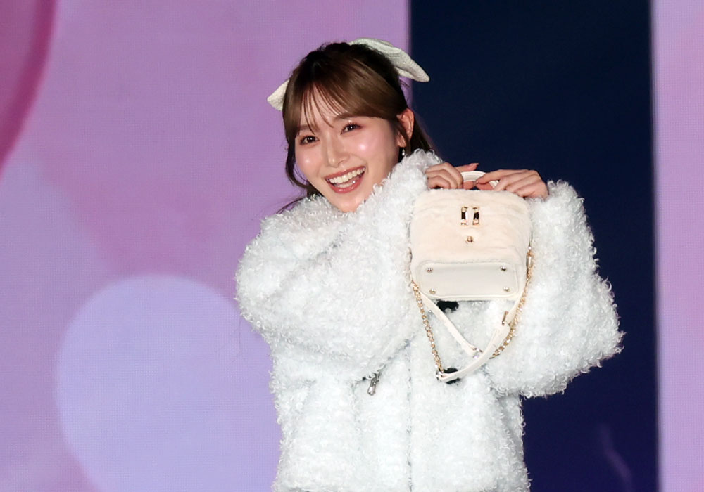 守屋麗奈、顔をバッグで隠して“ひょっこりはん”からの満面の笑み！あざとかわいさ全開のランウェイ【コーデ詳報・価格】