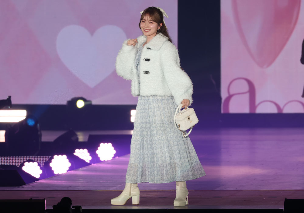 守屋麗奈、顔をバッグで隠して“ひょっこりはん”からの満面の笑み！あざとかわいさ全開のランウェイ【コーデ詳報・価格】