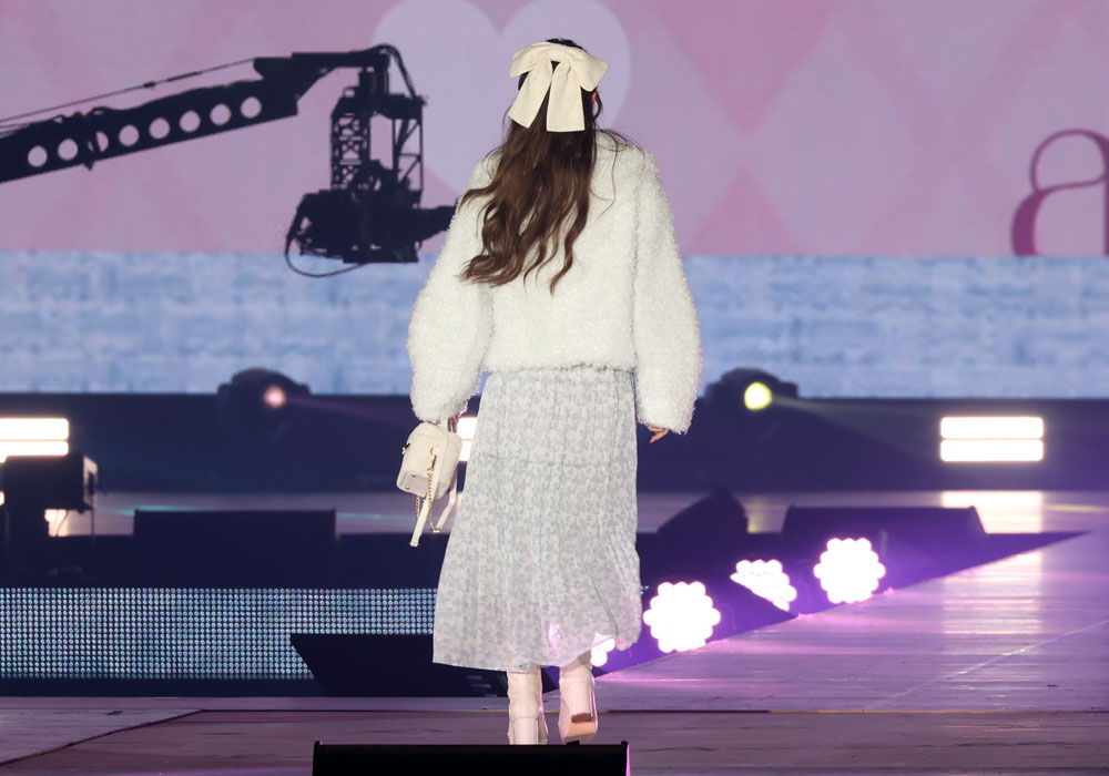 守屋麗奈、顔をバッグで隠して“ひょっこりはん”からの満面の笑み！あざとかわいさ全開のランウェイ【コーデ詳報・価格】