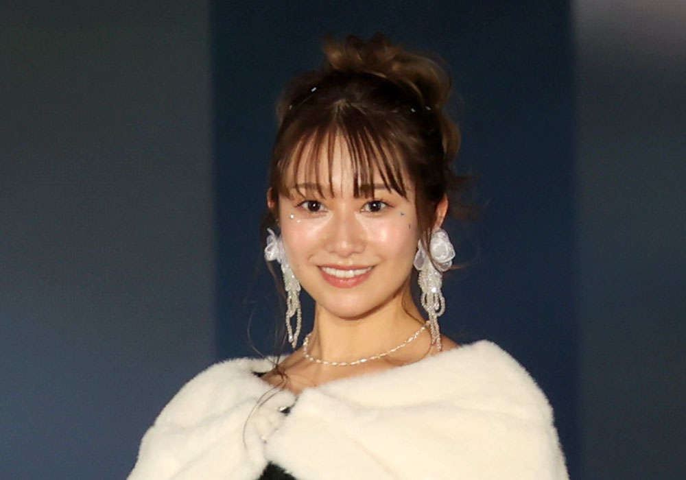 桜井玲香、ファッション誌でのレギュラーモデル歴8年の貫禄！にっこり微笑む自然体ランウェイ【コーデ詳報・価格】