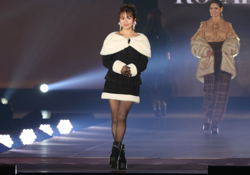 桜井玲香、ファッション誌でのレギュラーモデル歴8年の貫禄！にっこり微笑む自然体ランウェイ【コーデ詳報・価格】