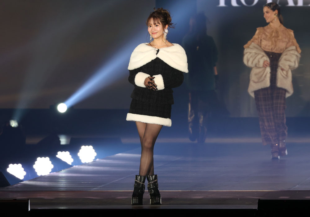 桜井玲香、ファッション誌でのレギュラーモデル歴8年の貫禄！にっこり微笑む自然体ランウェイ【コーデ詳報・価格】