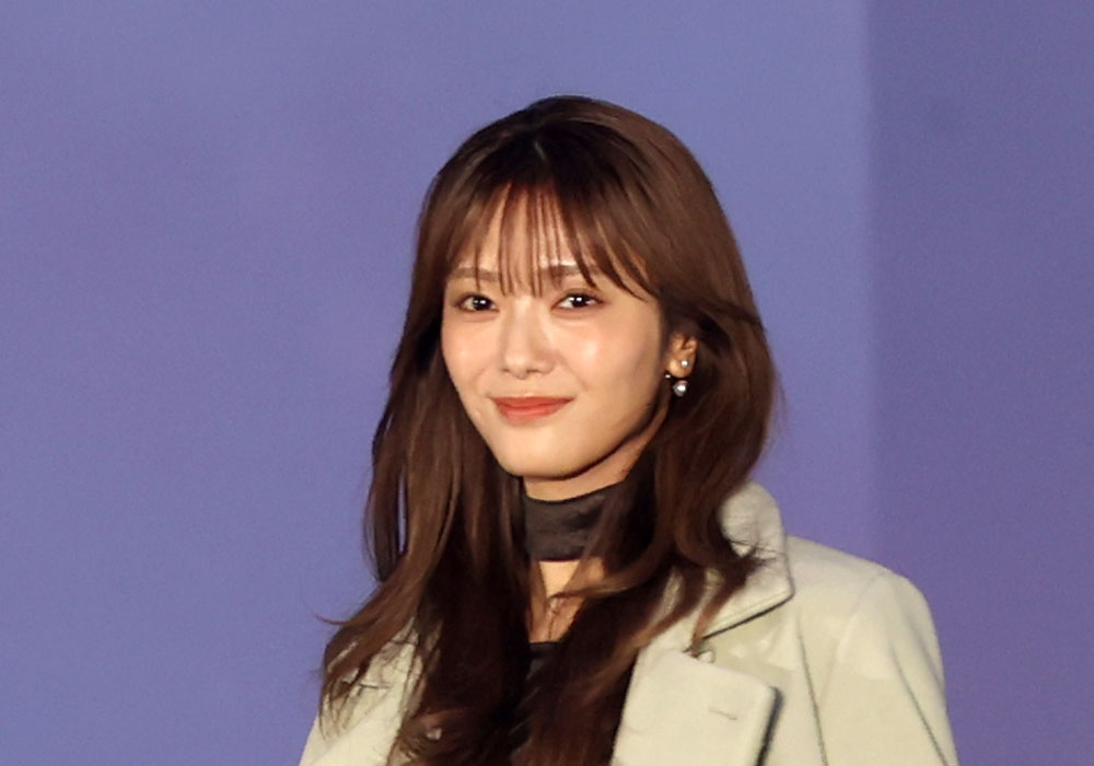 田村保乃、163センチにロングコートやパンツスタイルが映える！ハニカミぎみににっこりと【コーデ詳報・価格】