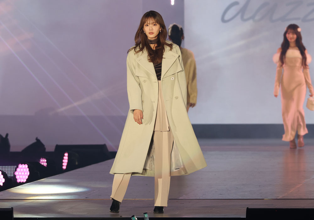 田村保乃、163センチにロングコートやパンツスタイルが映える！ハニカミぎみににっこりと【コーデ詳報・価格】