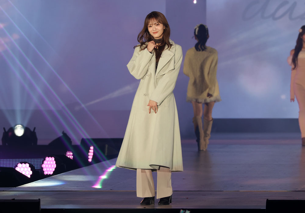 田村保乃、163センチにロングコートやパンツスタイルが映える！ハニカミぎみににっこりと【コーデ詳報・価格】