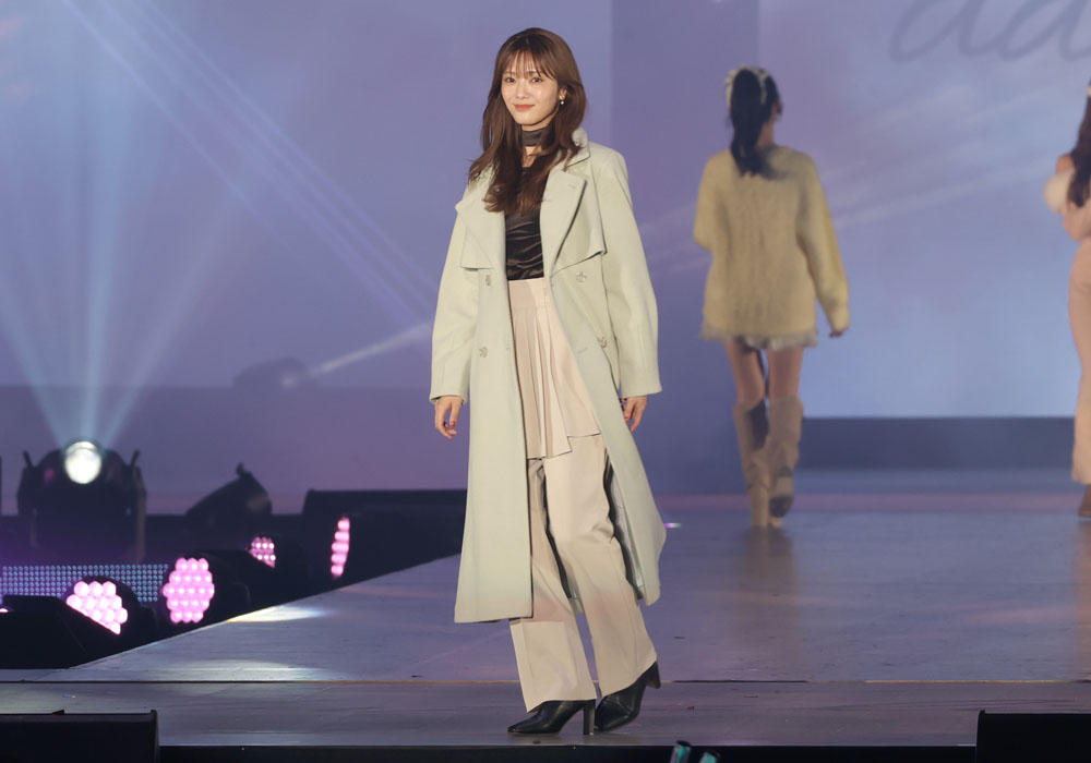 田村保乃、163センチにロングコートやパンツスタイルが映える！ハニカミぎみににっこりと【コーデ詳報・価格】