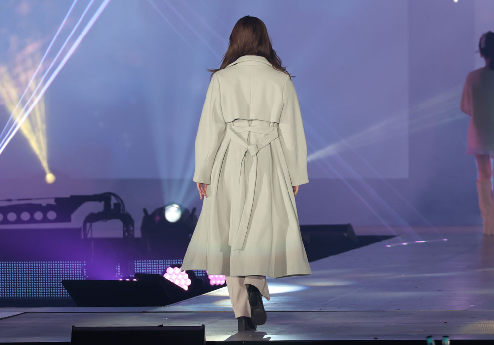 田村保乃、163センチにロングコートやパンツスタイルが映える！ハニカミぎみににっこりと【コーデ詳報・価格】