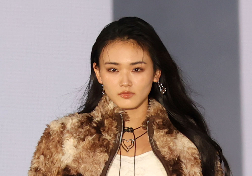 山﨑天、169センチの身長にすらっと伸びた美脚で威風堂々のランウェイ！20歳とは思えない貫禄も…【コーデ詳報・価格】