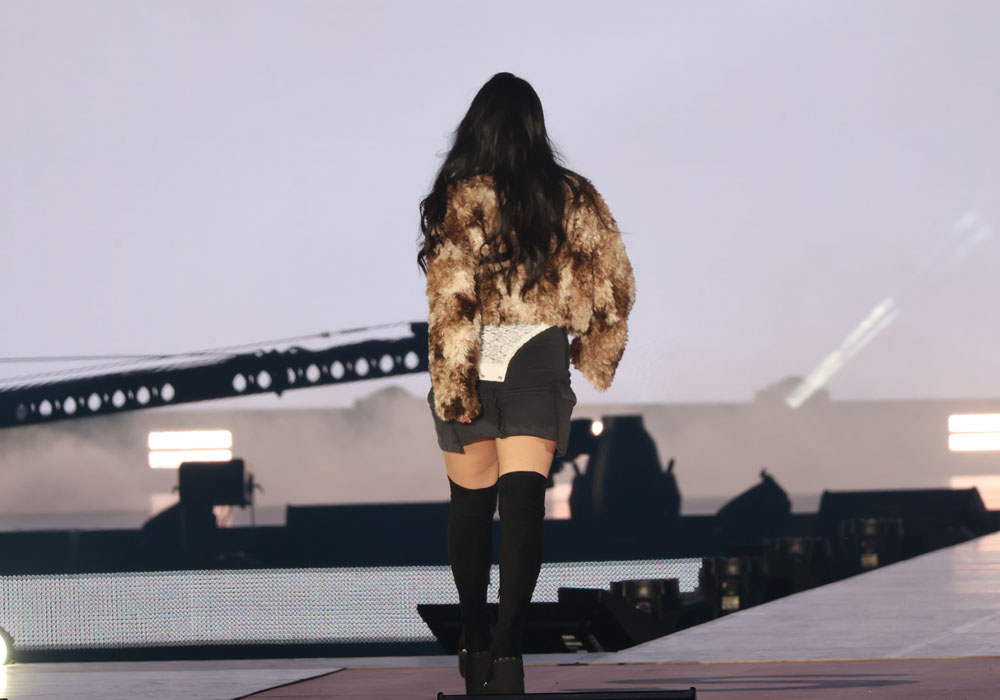 山﨑天、169センチの身長にすらっと伸びた美脚で威風堂々のランウェイ！20歳とは思えない貫禄も…【コーデ詳報・価格】