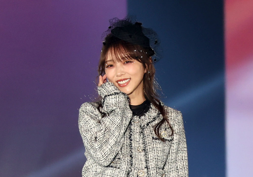 与田祐希、真顔、投げキッス顔、アイドルスマイル、笑顔…猫の目のように変化する表情でファン虜【コーデ詳報・価格】