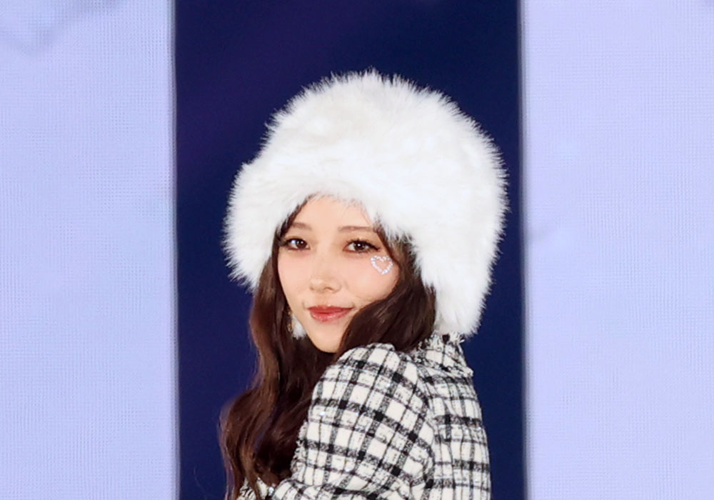 与田祐希、プレゼントにキスをして観客に向かって投げ入れキュートな笑顔！一転、真面目なキメ顔【コーデ詳報・価格】
