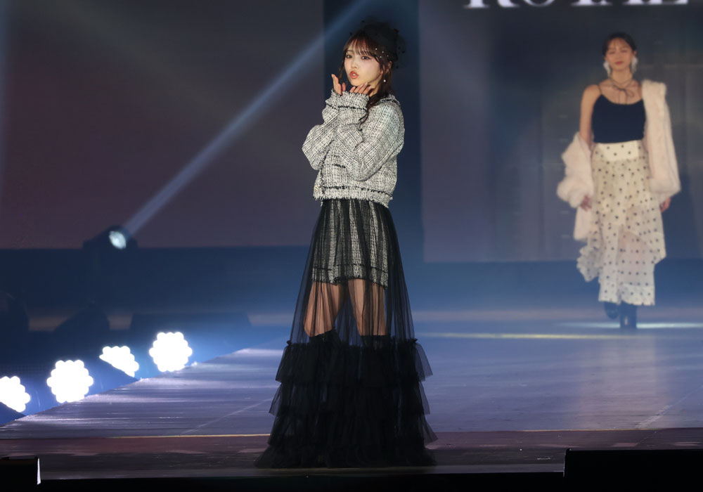 与田祐希、真顔、投げキッス顔、アイドルスマイル、笑顔…猫の目のように変化する表情でファン虜【コーデ詳報・価格】