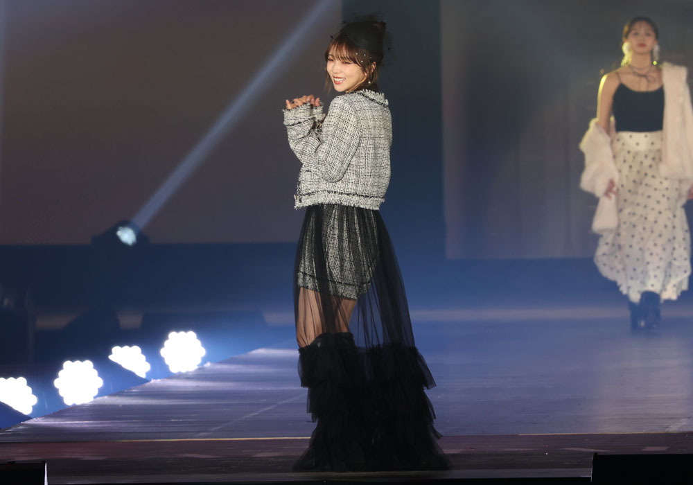 与田祐希、真顔、投げキッス顔、アイドルスマイル、笑顔…猫の目のように変化する表情でファン虜【コーデ詳報・価格】