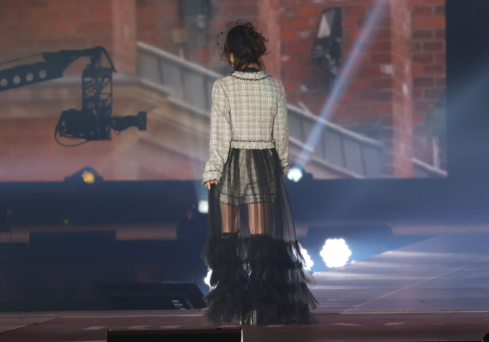 与田祐希、真顔、投げキッス顔、アイドルスマイル、笑顔…猫の目のように変化する表情でファン虜【コーデ詳報・価格】