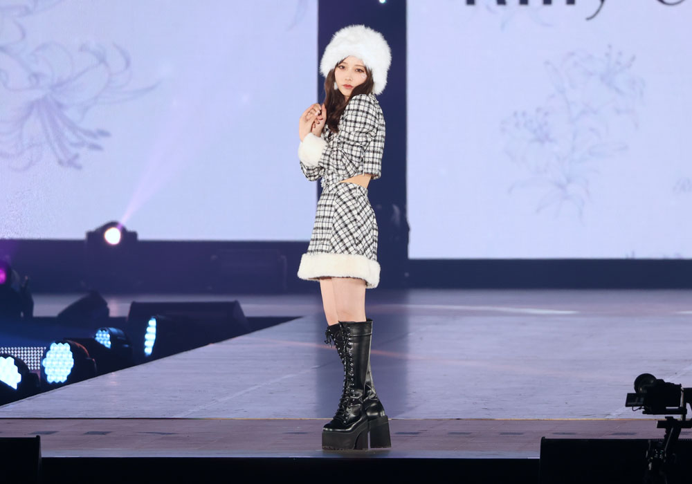 与田祐希、プレゼントにキスをして観客に向かって投げ入れキュートな笑顔！一転、真面目なキメ顔【コーデ詳報・価格】