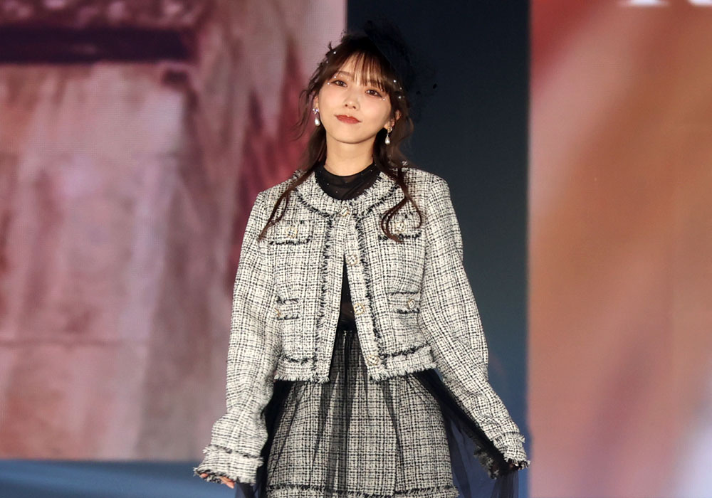 与田祐希、真顔、投げキッス顔、アイドルスマイル、笑顔…猫の目のように変化する表情でファン虜【コーデ詳報・価格】