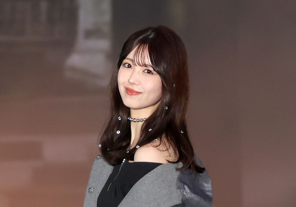 筒井あやめ、ポンチョをズラしてワンピースのオフショルダーをチラ見せ！爽やかな大人の色気で魅了【コーデ詳報・価格】