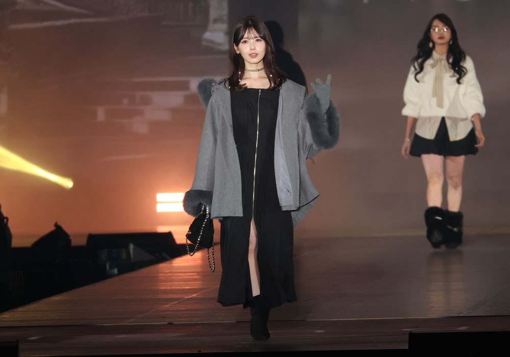 筒井あやめ、ポンチョをズラしてワンピースのオフショルダーをチラ見せ！爽やかな大人の色気で魅了【コーデ詳報・価格】