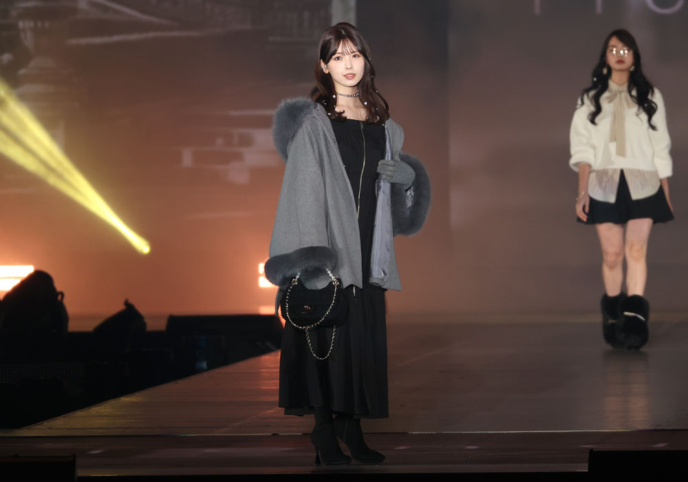 筒井あやめ、ポンチョをズラしてワンピースのオフショルダーをチラ見せ！爽やかな大人の色気で魅了【コーデ詳報・価格】