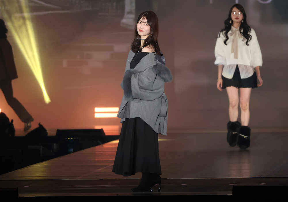 筒井あやめ、ポンチョをズラしてワンピースのオフショルダーをチラ見せ！爽やかな大人の色気で魅了【コーデ詳報・価格】