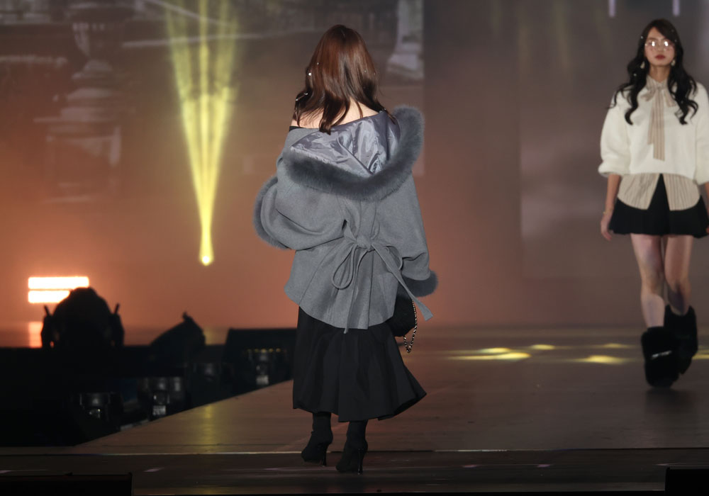 筒井あやめ、ポンチョをズラしてワンピースのオフショルダーをチラ見せ！爽やかな大人の色気で魅了【コーデ詳報・価格】