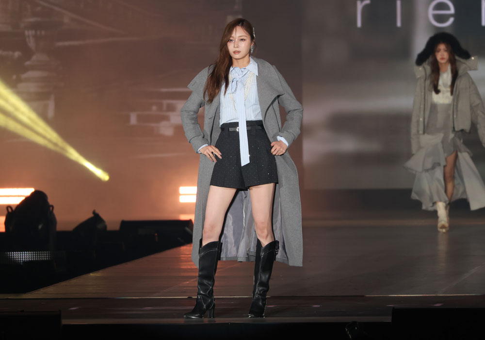 梅澤美波、身長170cmと乃木坂46メンバー1の長身と長い美脚際立つショートパンツにロングブーツ【コーデ詳報・価格】