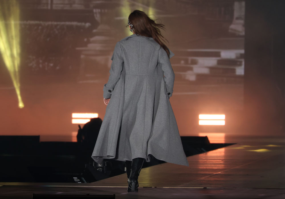 梅澤美波、身長170cmと乃木坂46メンバー1の長身と長い美脚際立つショートパンツにロングブーツ【コーデ詳報・価格】