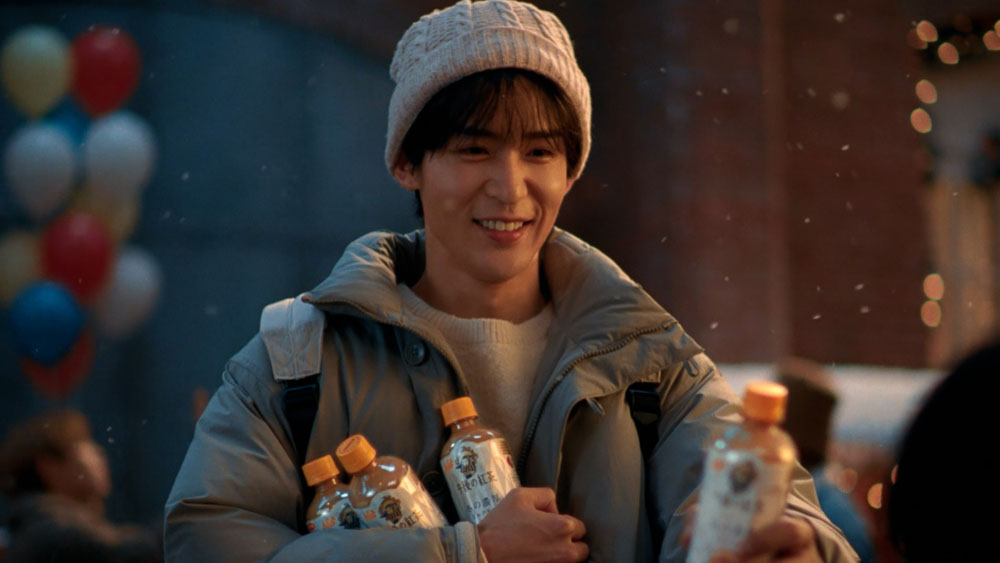 目黒蓮とMrs.GREEN APPLE がCM初共演！学生時代の「午後の紅茶」の想い出は？目黒が「奇跡の前夜」と思える夜は…【目黒、ミセスのインタビュー掲載】