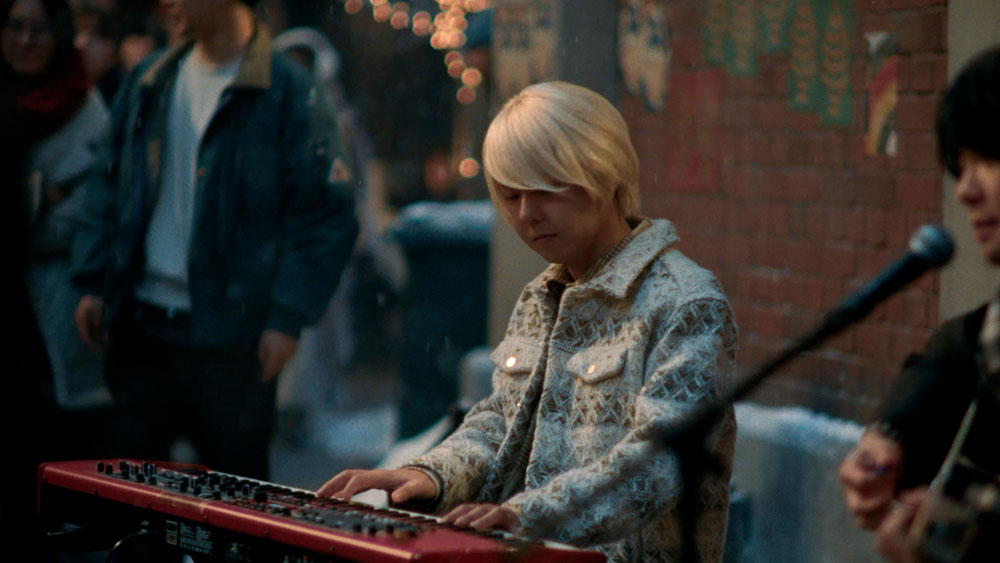 目黒蓮とMrs.GREEN APPLE がCM初共演！学生時代の「午後の紅茶」の想い出は？目黒が「奇跡の前夜」と思える夜は…【目黒、ミセスのインタビュー掲載】