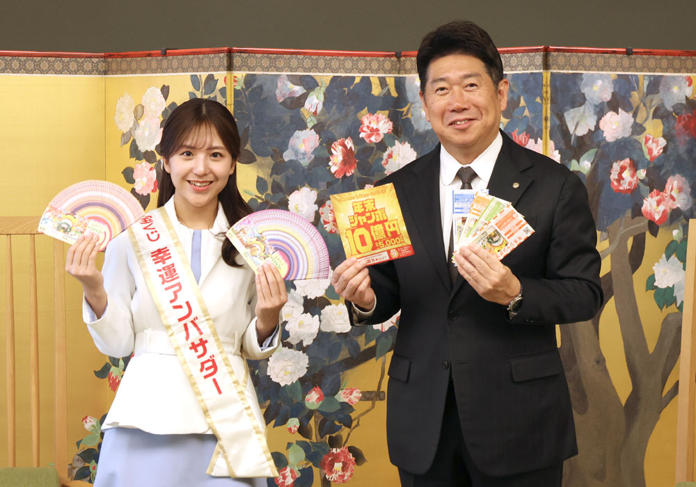 宝くじ幸運アンバサダー・並川佳都、市役所本庁舎前で販売!川崎市・福田市長を訪問「10億円当たったら」と問われ…