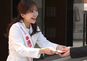 宝くじ幸運アンバサダー・並川佳都、市役所本庁舎前で販売!川崎市・福田市長を訪問「10億円当たったら」と問われ…