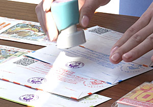 宝くじ幸運アンバサダー・並川佳都、市役所本庁舎前で販売!川崎市・福田市長を訪問「10億円当たったら」と問われ…