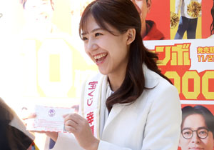 宝くじ幸運アンバサダー・並川佳都、市役所本庁舎前で販売!川崎市・福田市長を訪問「10億円当たったら」と問われ…