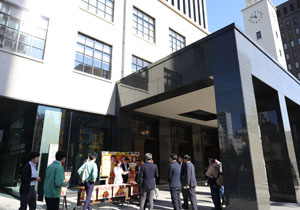 宝くじ幸運アンバサダー・並川佳都、市役所本庁舎前で販売!川崎市・福田市長を訪問「10億円当たったら」と問われ…