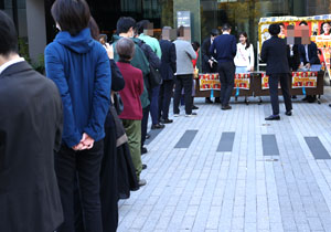 宝くじ幸運アンバサダー・並川佳都、市役所本庁舎前で販売!川崎市・福田市長を訪問「10億円当たったら」と問われ…