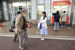 宝くじ幸運アンバサダー・並川佳都、市役所本庁舎前で販売!川崎市・福田市長を訪問「10億円当たったら」と問われ…