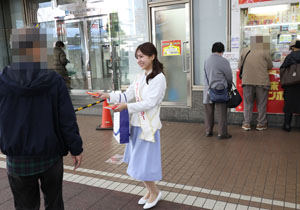 宝くじ幸運アンバサダー・並川佳都、市役所本庁舎前で販売!川崎市・福田市長を訪問「10億円当たったら」と問われ…