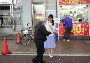 宝くじ幸運アンバサダー・並川佳都、市役所本庁舎前で販売!川崎市・福田市長を訪問「10億円当たったら」と問われ…