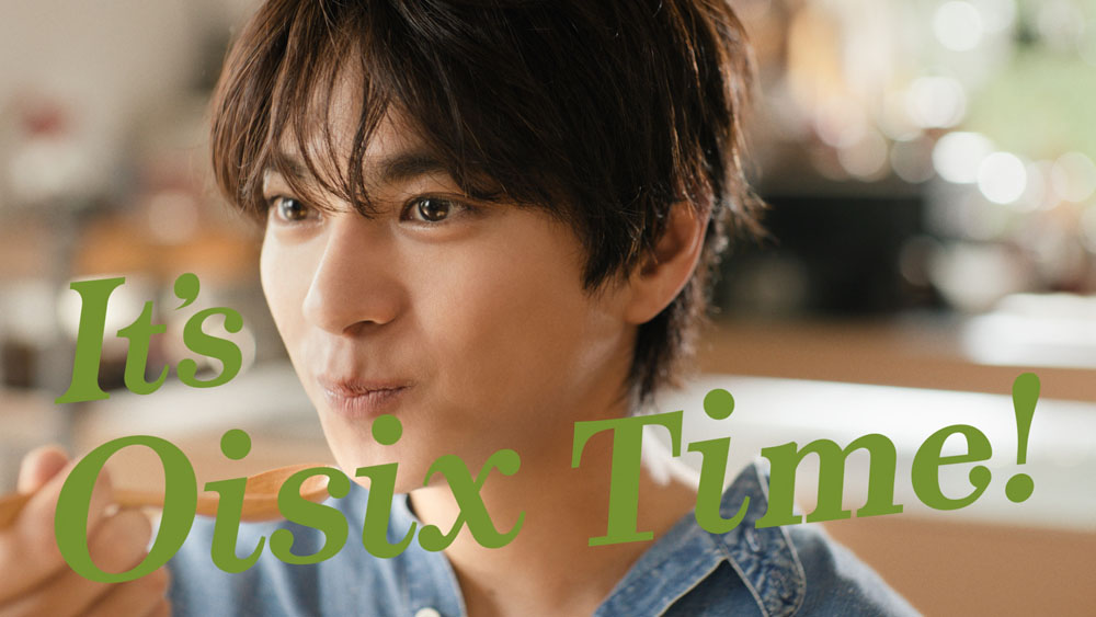 timelesz・佐藤勝利 料理男子が普段から愛用するOisix新CMに出演！料理する様子やにんじんを美味しそうにかじる表情にも