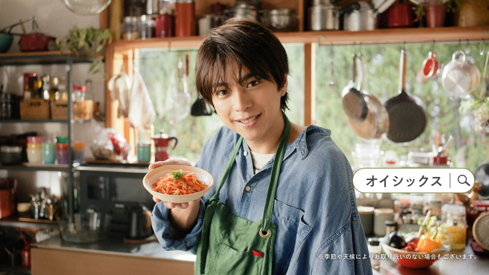 timelesz・佐藤勝利 料理男子が普段から愛用するOisix新CMに出演！料理する様子やにんじんを美味しそうにかじる表情にも