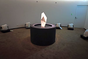 呼吸するクッションや短時間で深い休息体験を提供するアイマスクなど、“がんばらない時間”を提案する「ちょっと、ひといき展」