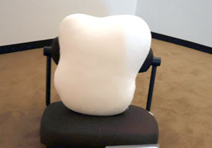 呼吸するクッションや短時間で深い休息体験を提供するアイマスクなど、“がんばらない時間”を提案する「ちょっと、ひといき展」