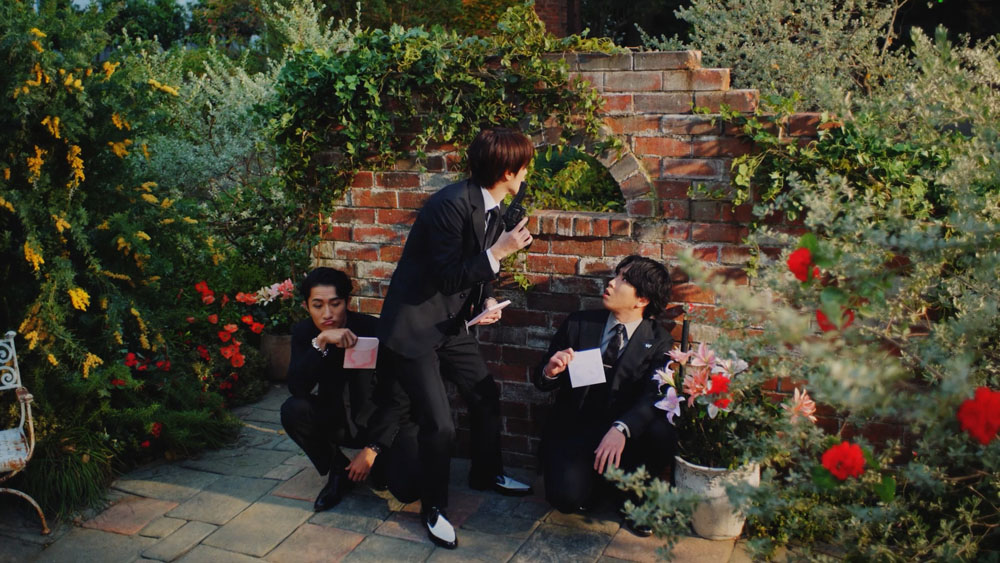 SnowMan深澤辰哉・宮舘涼太・岩本照 花に囲まれた洋館を舞台にスパイ活動中”花言葉トーク”!お気に入りの色は…【インタビュー掲載】