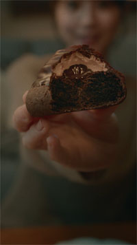 今田美桜 Mister Donut×GODIVA新商品を頬張り至福のとろけ顔!リフレッシュ方法や冬に行きたい場所を…