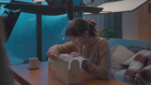 今田美桜 Mister Donut×GODIVA新商品を頬張り至福のとろけ顔!リフレッシュ方法や冬に行きたい場所を…