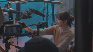 今田美桜 Mister Donut×GODIVA新商品を頬張り至福のとろけ顔!リフレッシュ方法や冬に行きたい場所を…